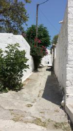 Úzká ulička v Lachanii na ostrově Rhodos