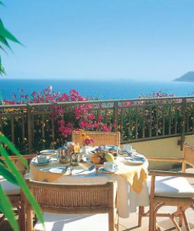 Terasa pokoje hotelu Amathus Beach Elite na ostrově Rhodos
