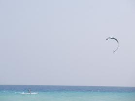 Pohled na kitesurfaře na moři, Rhodos