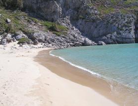 Rhodos - pláž nedaleko městečka Afandou