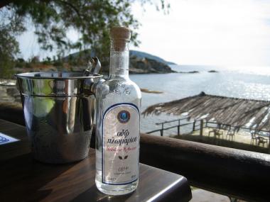 Ouzo v láhvi