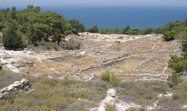Kamiros na Rhodosu s archeologickými nálezy