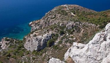 Pohled z vesničky Kritinia na moře kolem Rhodosu Kritinia a skalnaté pobřeží, ostrov Rhodos