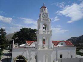 Řecký Rhodos - vesnice Tsambika s kostelem